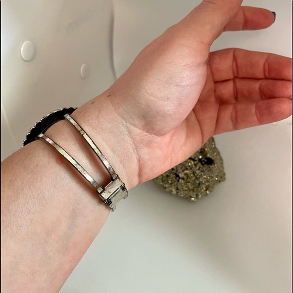 Beautiful, well loved hinge bracelet, easy on/off - Picture 5 of 5